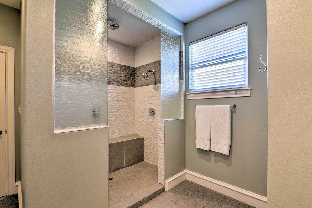 Bay Views! Family-friendly Galveston Resort House