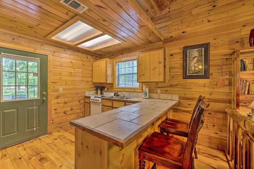 Ideally Located Broken Bow Cabin Private Hot Tub