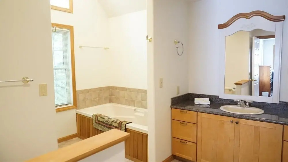 A Charming Private Home Rental, Beautifully Landscaped and Located in Forest Ridge, Lincoln, NH - Fr42l