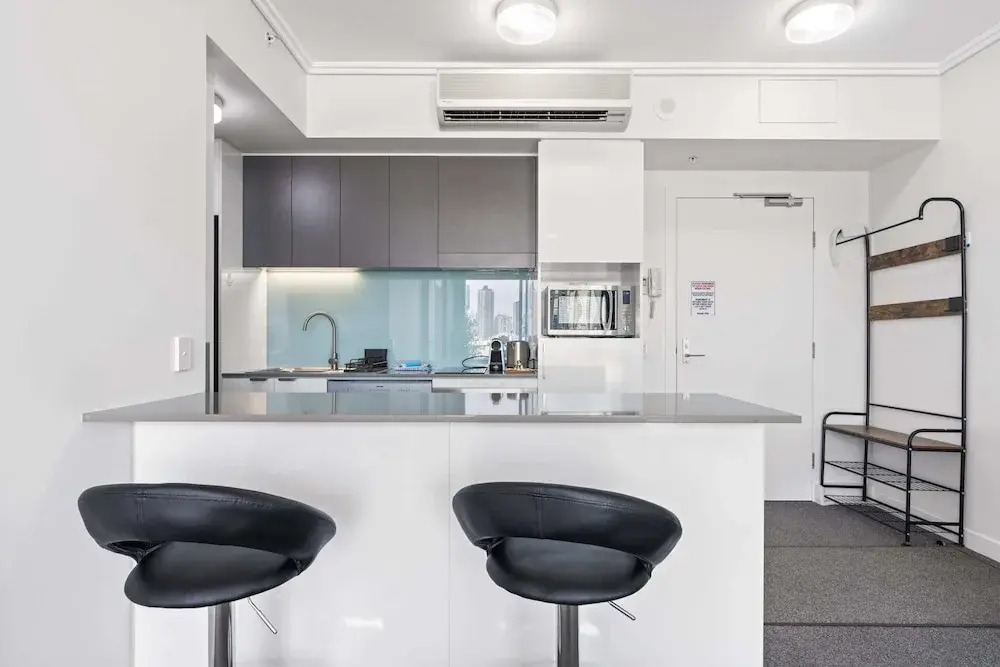 Chic 1 Bed Inner-city Retreat With Pool and Views