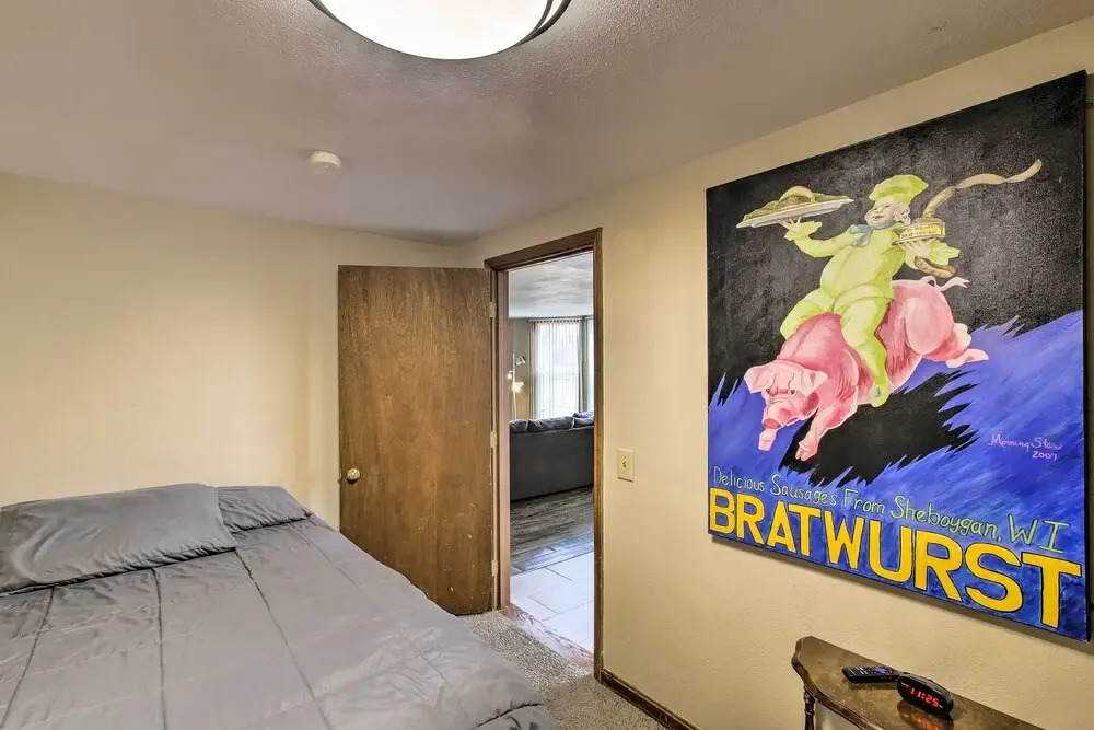 Dtwn Sheboygan Apt Above Local Bar!
