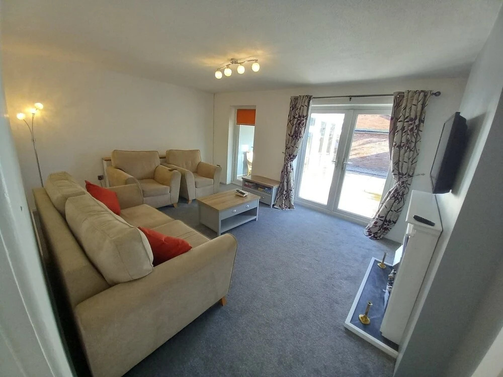 Leominster 3 Bedroom House, Parking Garden Private