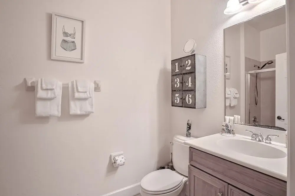 Elegant Waterfront Condo With Central AC, Balcony, and Shared Pools & hot Tubs