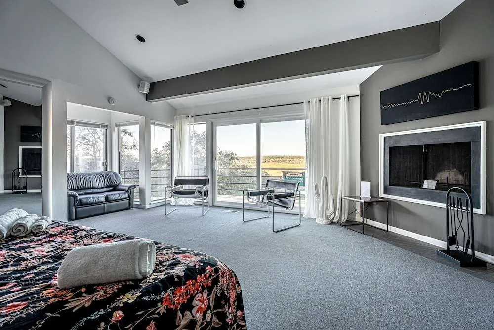 5br Home w/ Pool and a View!