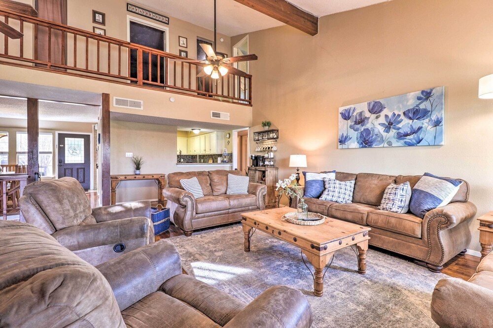 Lakefront Home w/ Point Venture Golf Access