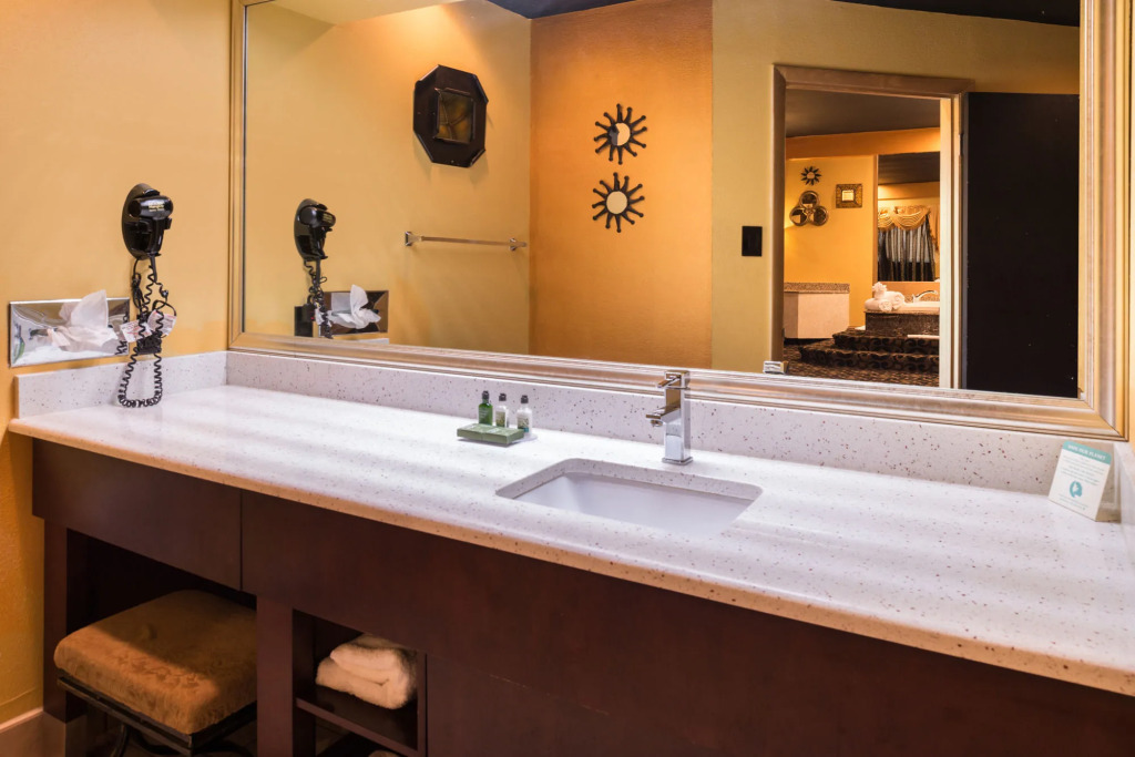 Inn of The Dove Romantic Luxury & Business Suites