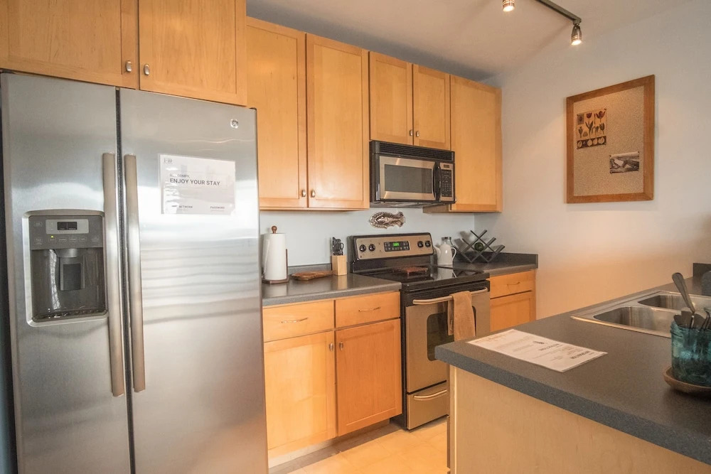 Spacious Townhome w Parking by Frontdesk