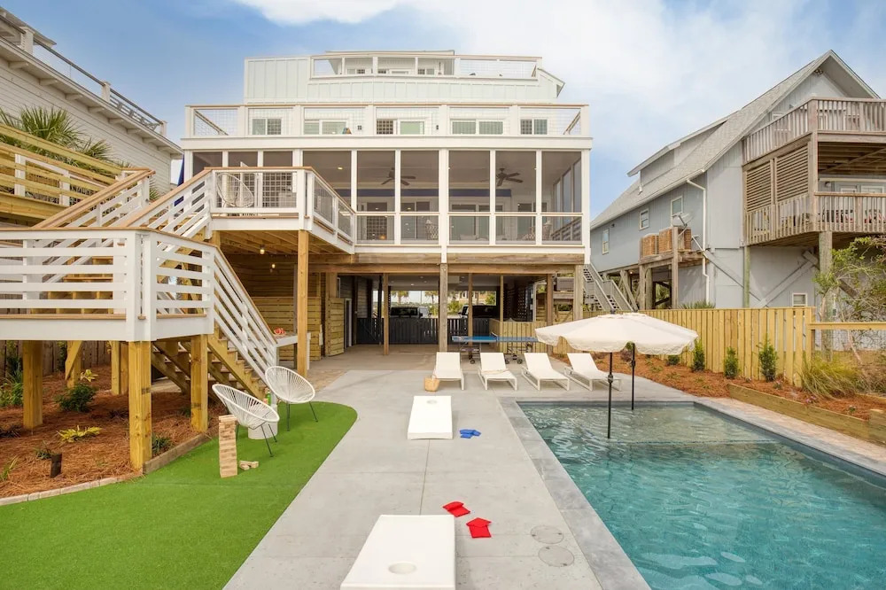 Ocean's Eye by Avantstay Beach Front Home w/ Roof Top, Pool & Putting Green!