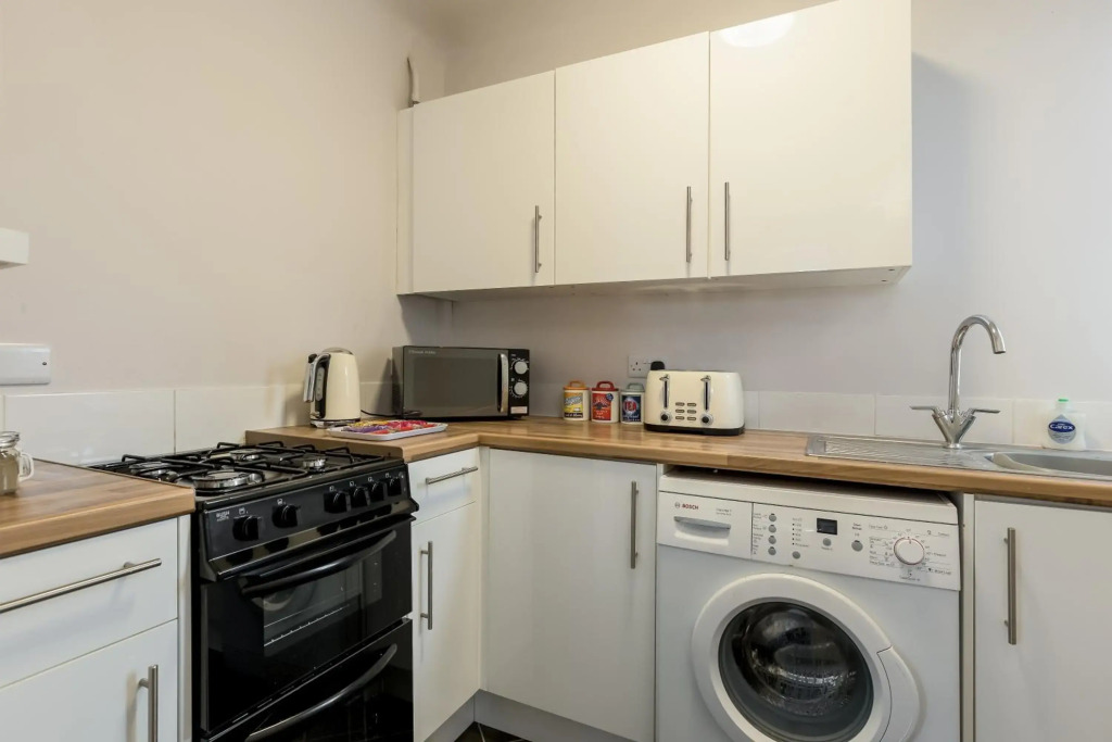 Lima Apartments - Large 3 Bedroom Apartment, sleeps up to 5 people ideal for Contractors and large families! Free Parking & Wifi