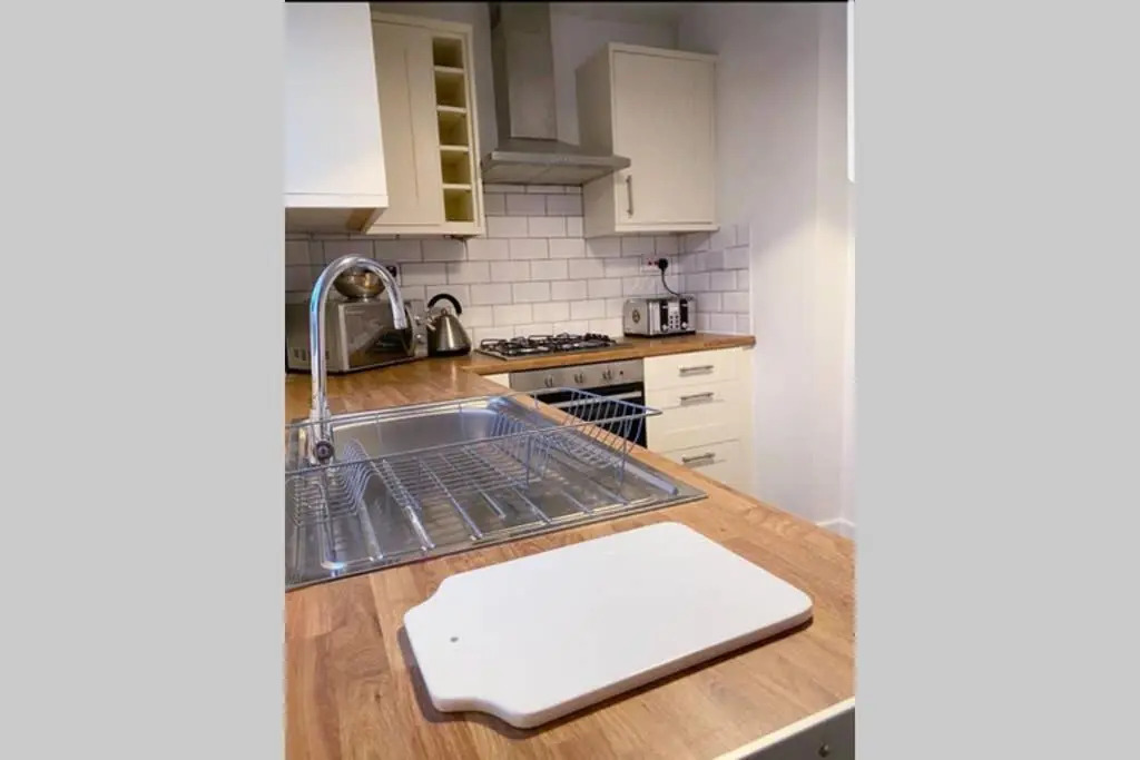 Stylish 3 Bed House + Free Parking + Great Location