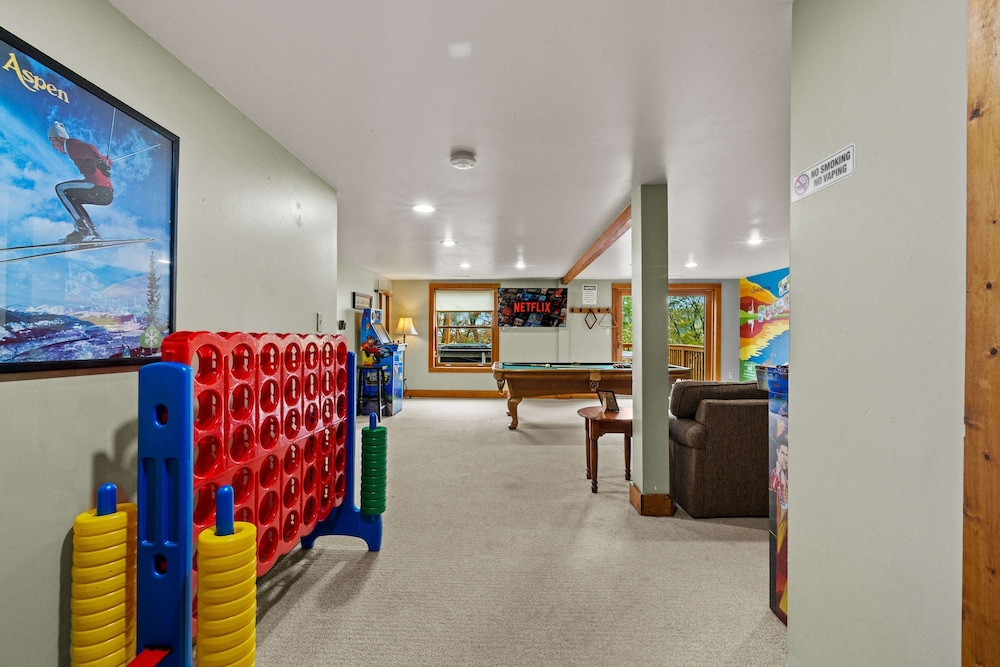 Fam-friendly Cabin Mins 2 Beach Ski w Hot Tub