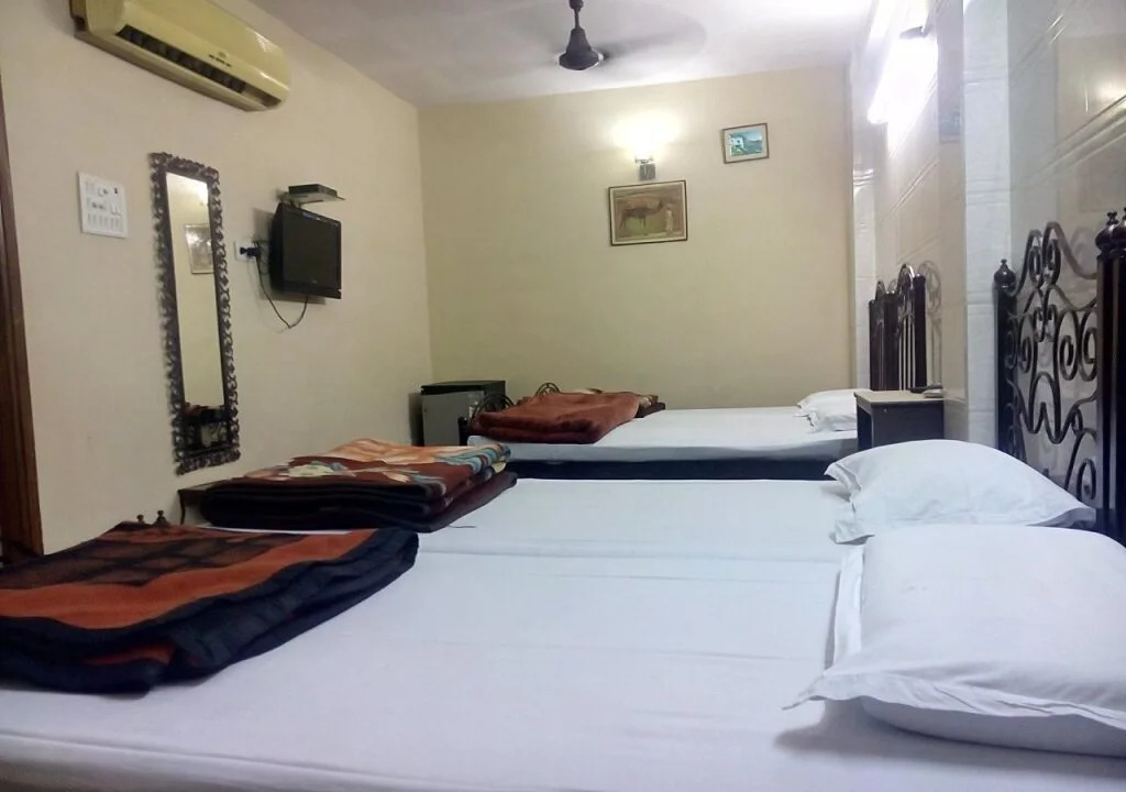 BLESS INN - Near Connaught Place