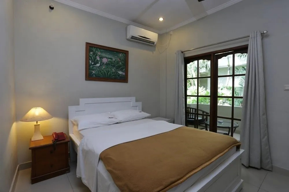 RedDoorz near Pantai Double Six