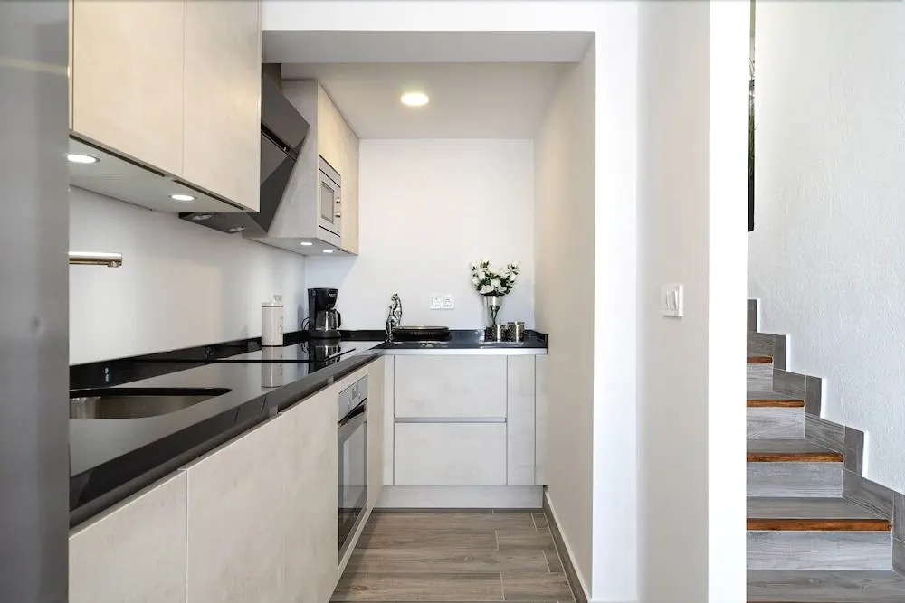 Stunning 2BR Apartment near the Beach Ref 54