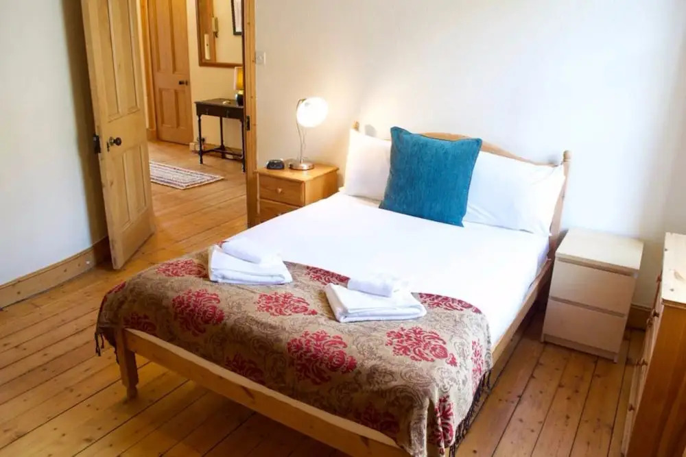 2 Bedroom Flat Near The Kings Theatre