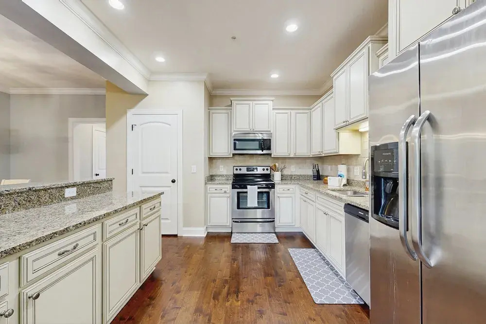 Charming Southern Townhouse W/enclosed Yard & Access to Community Pool