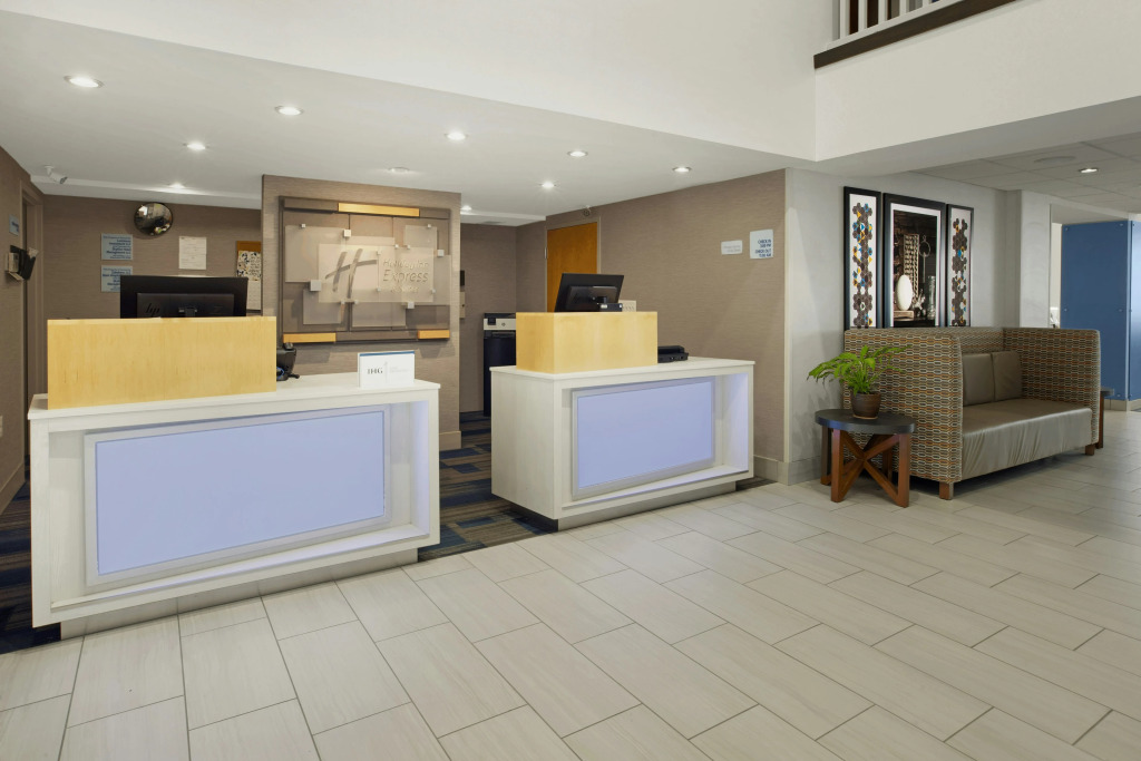 Holiday Inn Express Hotel & Suites Warrenton by IHG