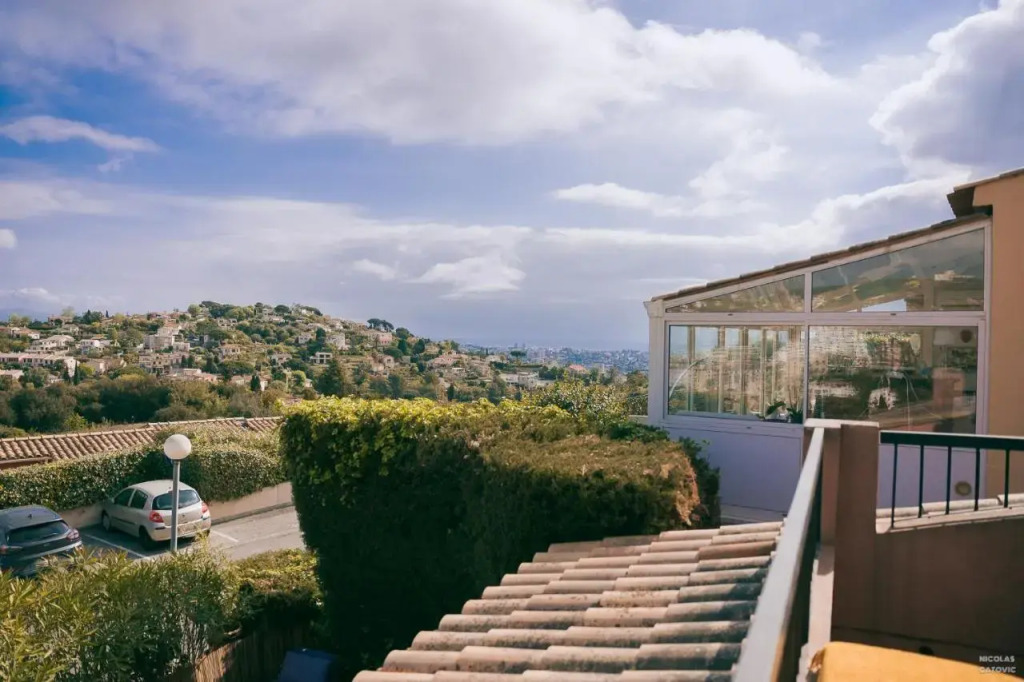 LE DAVID : *Jolie T2* Terrasse, parking et piscine.