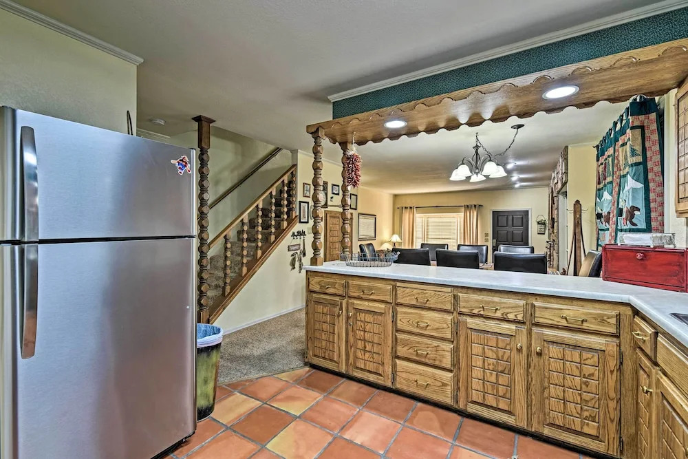 Red River Townhome With Balcony & Mtn Views!