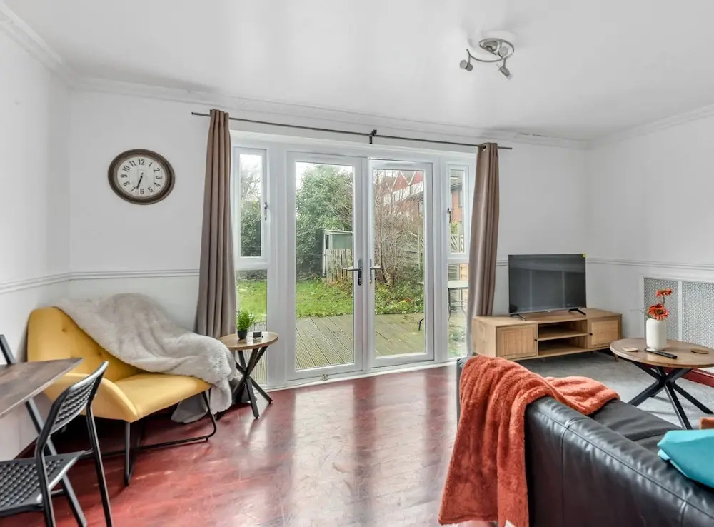 Hale Lodge, Beautiful 3 BR Home With Free Parking