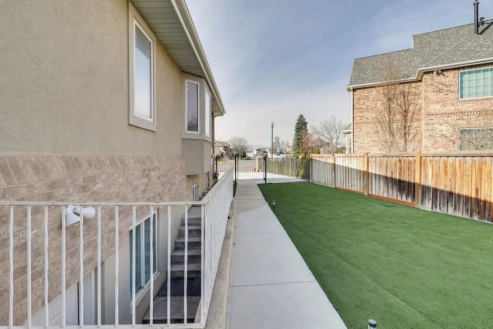 Stunning Peak Views Near Utah Lake! Cozy Getaway