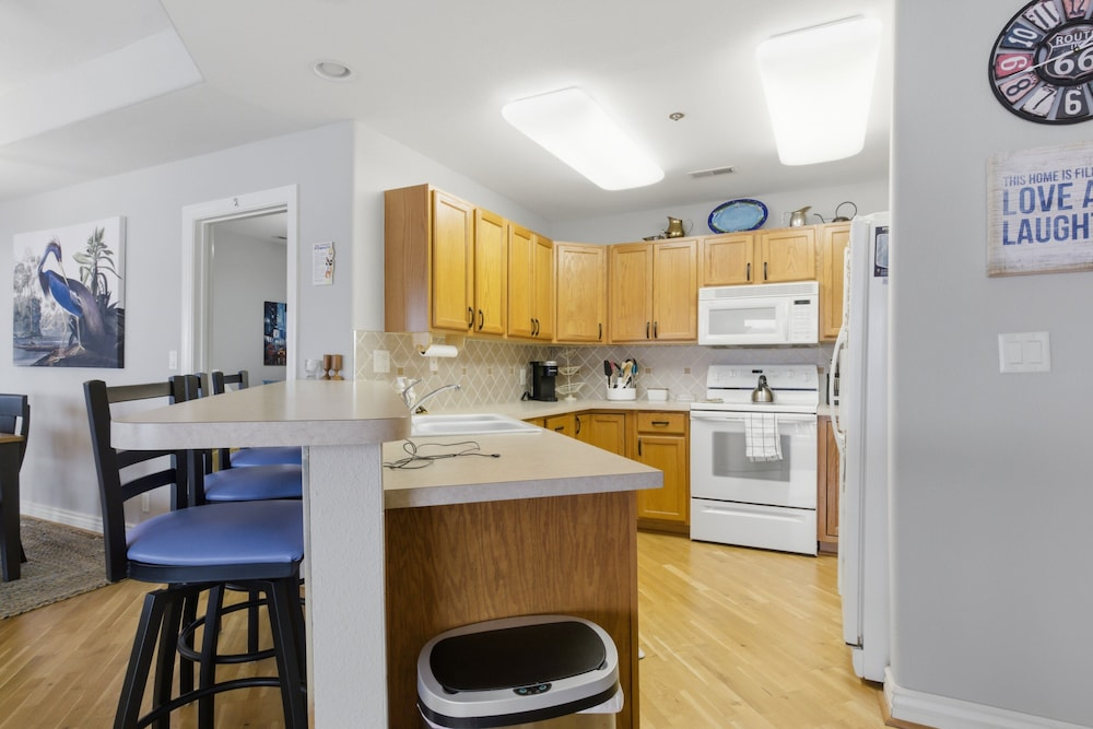 Lakeview Condo at The Falls w/ Wraparound Screened Porch, 2 PWC Slips & Pools at 2 MM