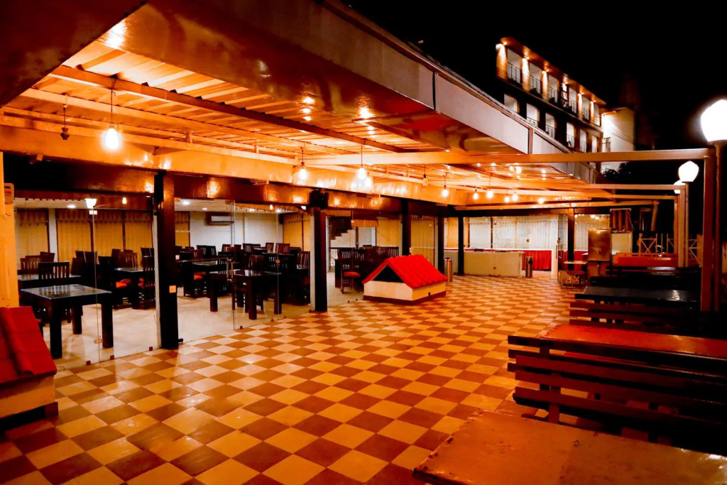 Calux Hill Queen at Mall Road with Parking - Formerly Amara