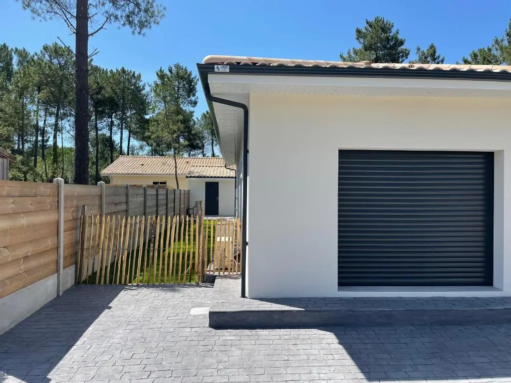 MAISON moderne avec piscine chauffée