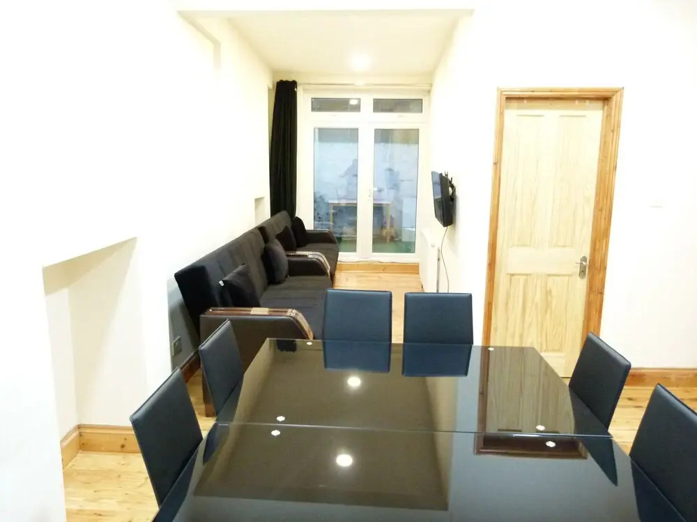 SS Property Hub - Family Apartment Kensington