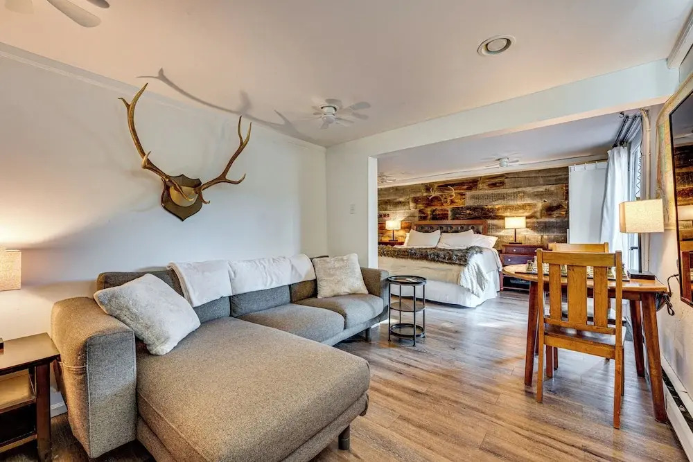 Mtn-view Retreat w/ Deck & Hot Tub in Estes Park
