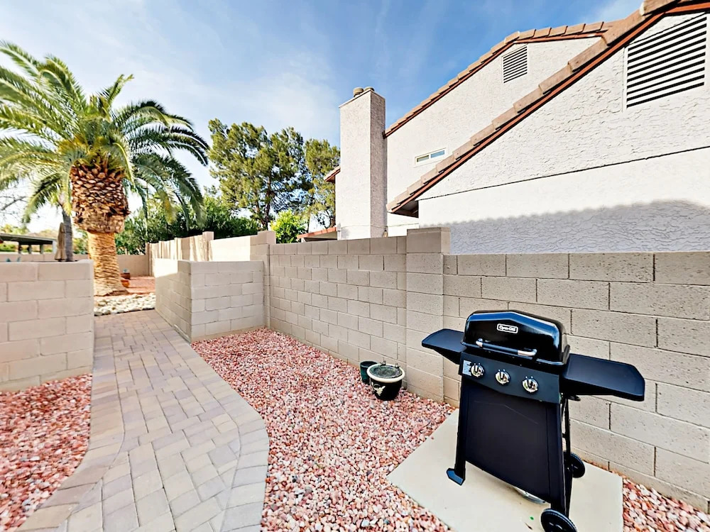 Inviting Central Scottsdale Stunner - 5 Br Home