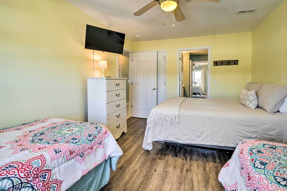 Oak Island Condo - Walk to the Beach!
