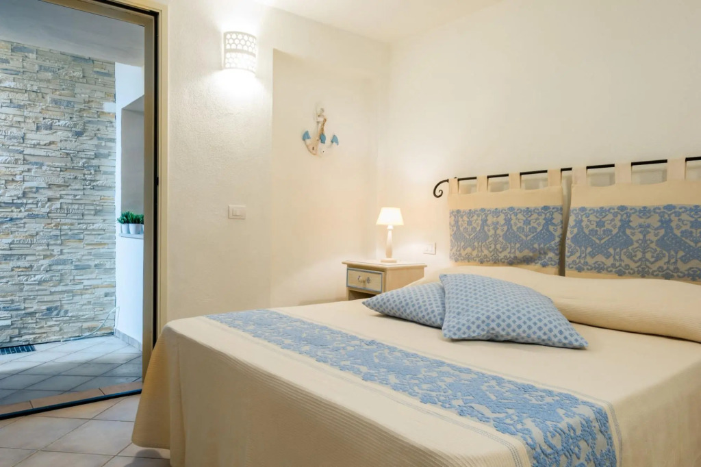 It consists of 3 bedrooms with air conditioning (one triple with a double and a single bed, a twin b-S'ABBA DI GIU'