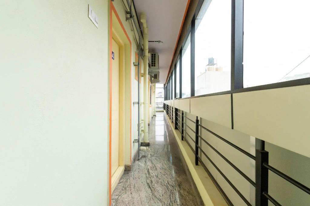 OYO 68738 Hotel Skv Residency