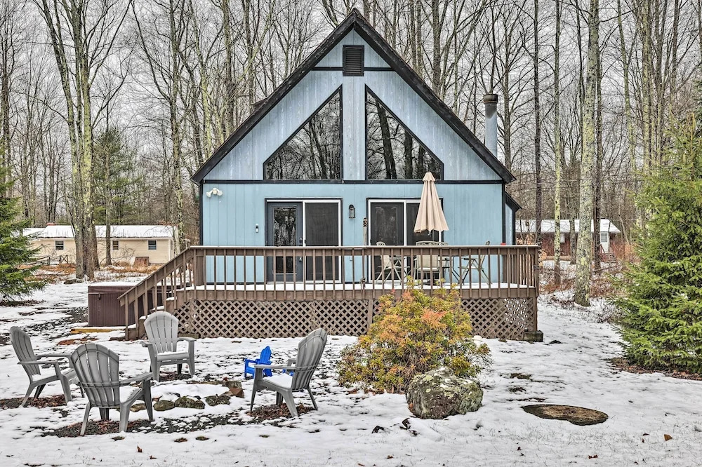 Walk to Arrowhead Lake: Cabin w/ Private Hot Tub!