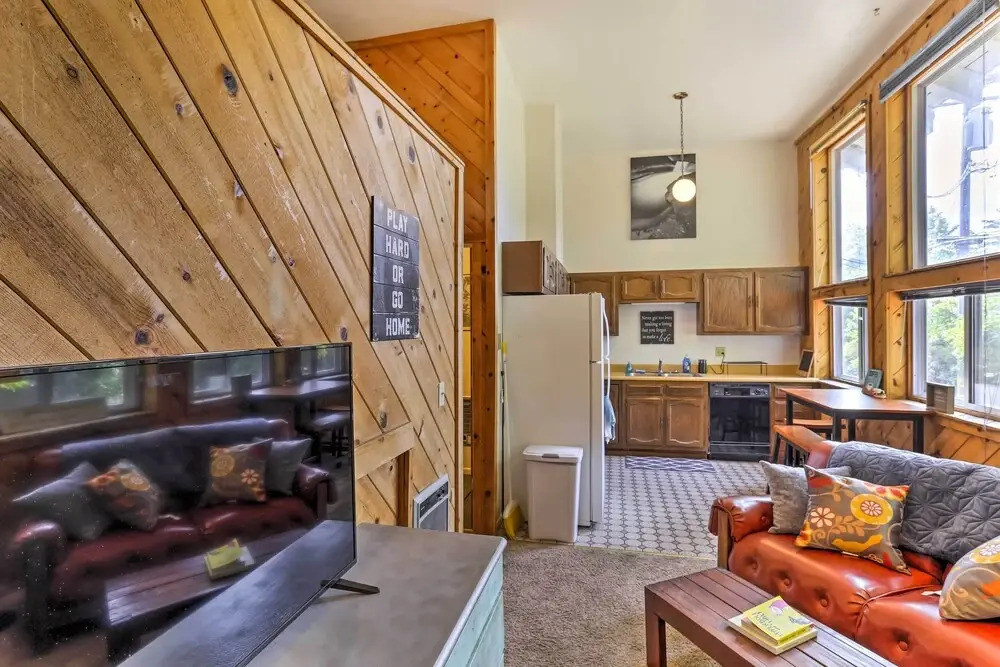 Cozy Studio Near Hiking & Skiing, Walk to Downtown