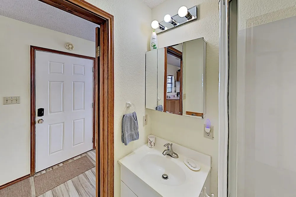 Bayside Getaway: Pools, Tennis, Golf, Private Dock 1 Bedroom Home