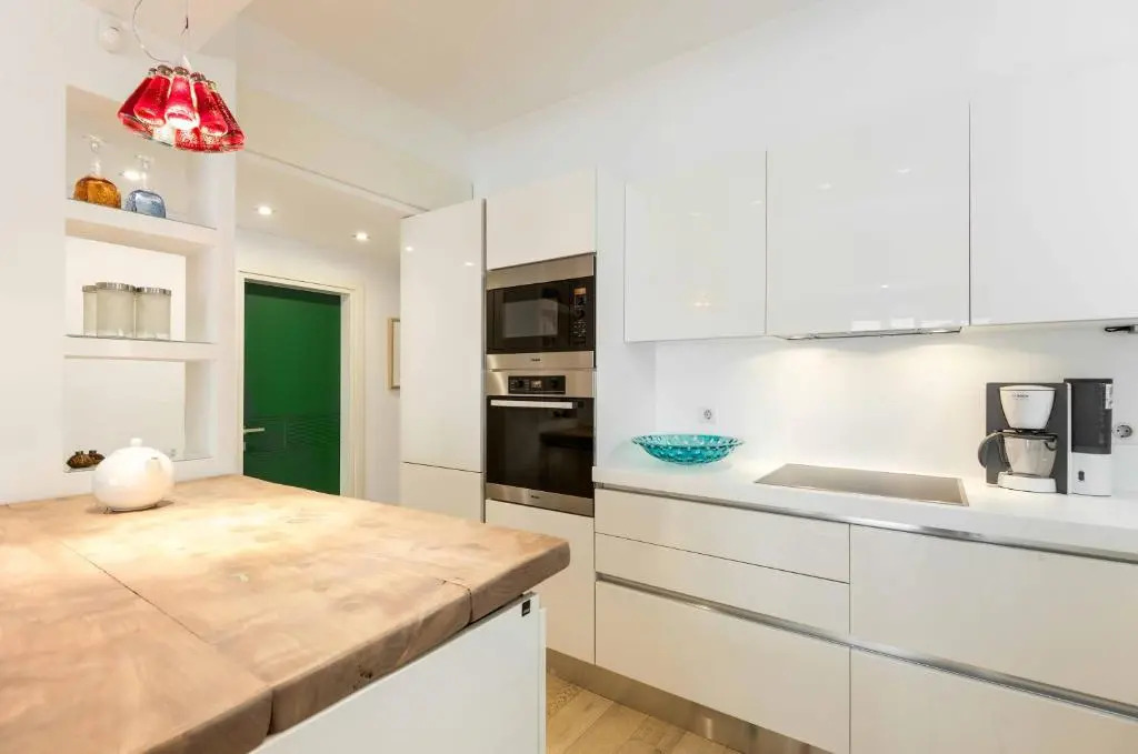 Brand new stylish 3 bdrm apartment with terrace