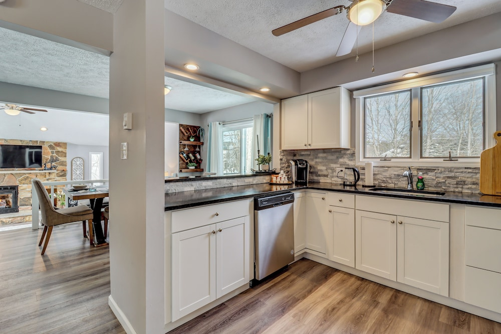 Contemporary House in Lakeside Community! Poconos