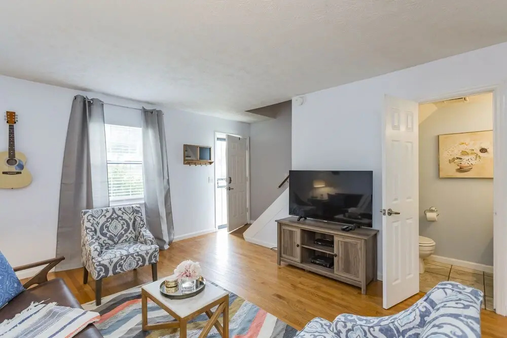 Take a Jog in Nearby Shelby Park at a Bright, Cozy Home