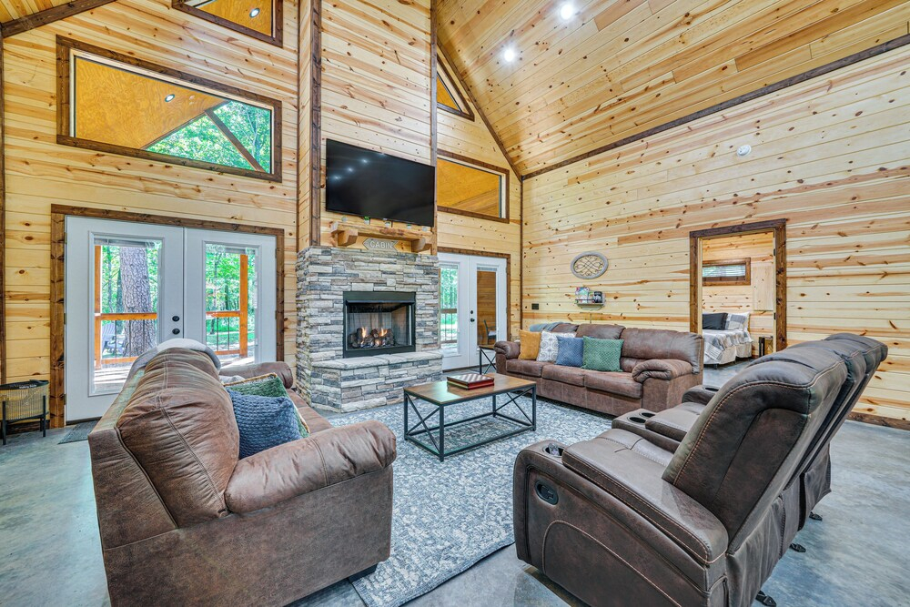 Private Hot Tub: Luxe Cabin in Broken Bow!