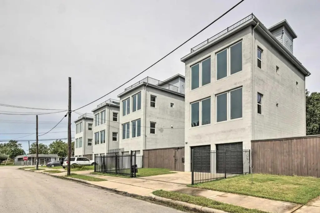 Rustic 4-Story Rooftop Spectacular Downtown View