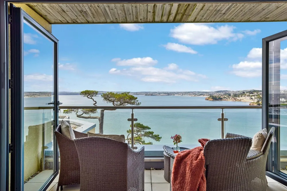 B6 Masts in Torquay With 3 Bedrooms and 2 Bathrooms