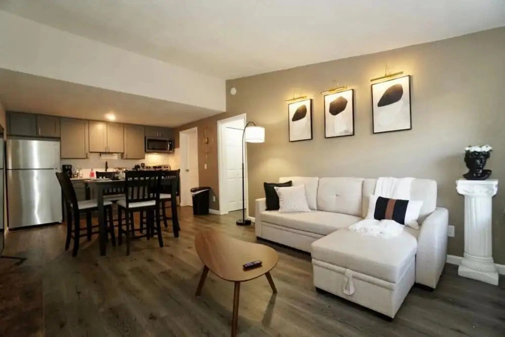 King Suite - 10 min to Ft Moore