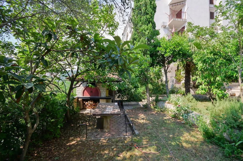 Apartments and Rooms Jaka