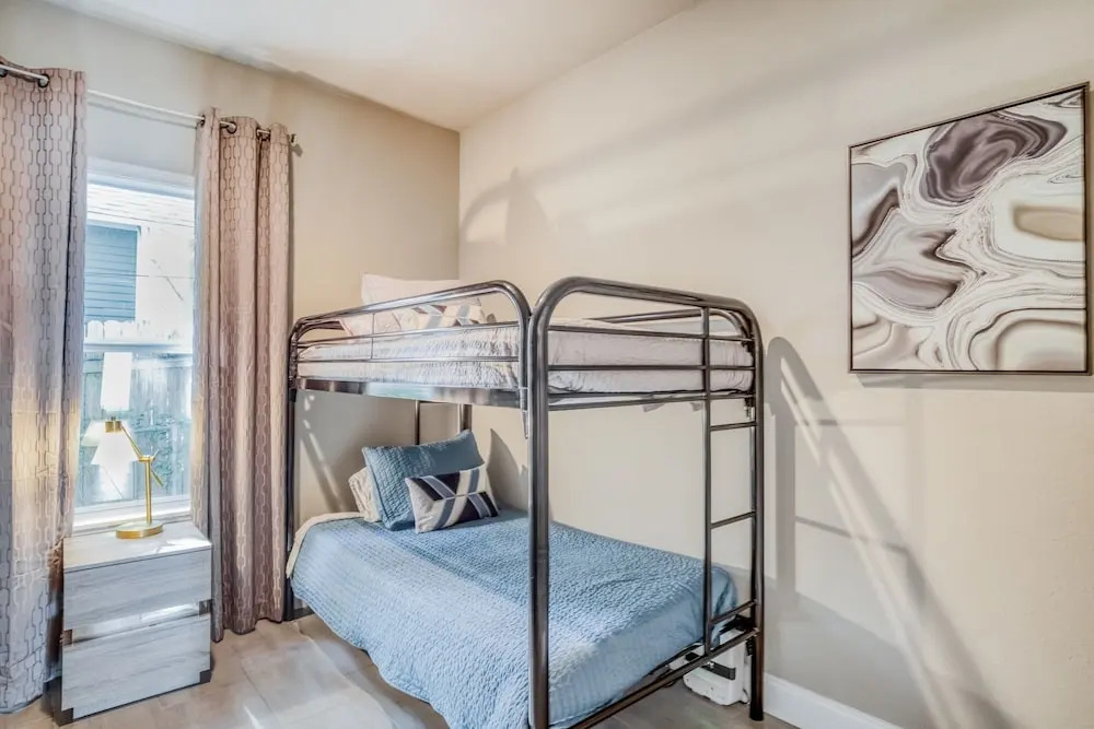 Charmer Close To Dt Austin- Large 4bd/3ba + Hottub 4 Bedroom Home