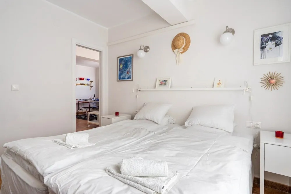 Lovely Beachfront Apartment with Sunny Balcony Ref 35