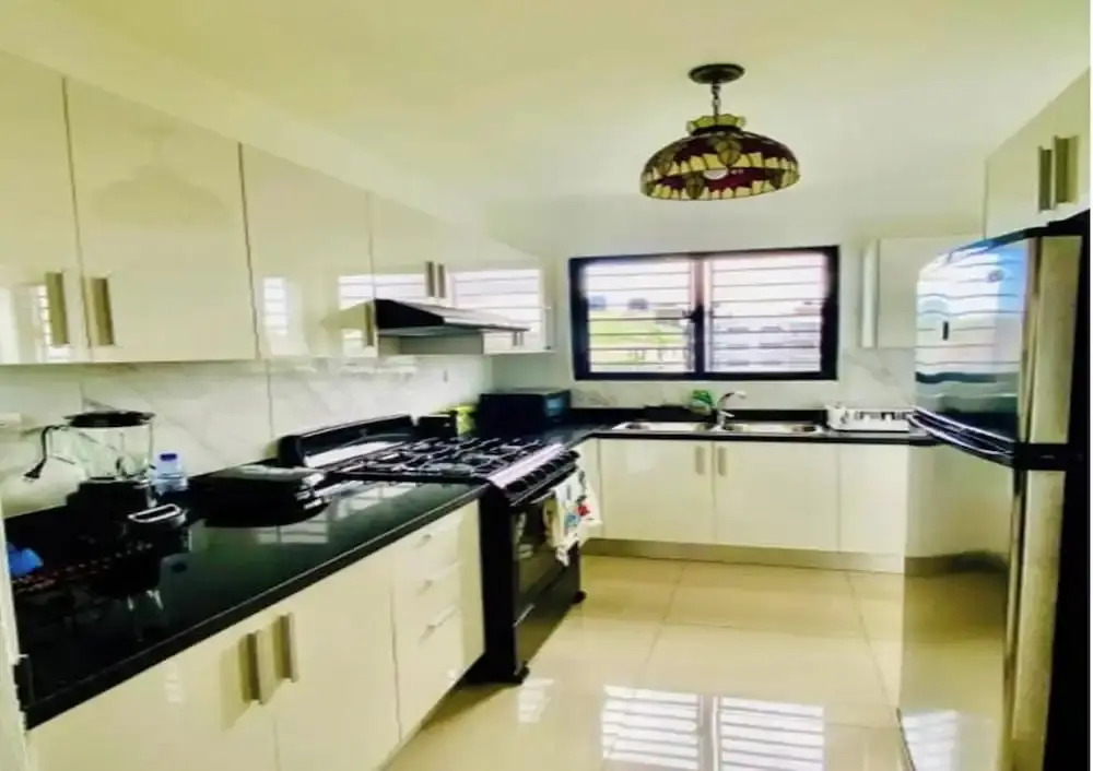 Hermoso Apartamento de Tres Habitaciones