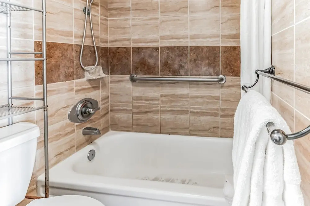 19th Floor Condo with Lanai & Sea Views - FREE Parking!
