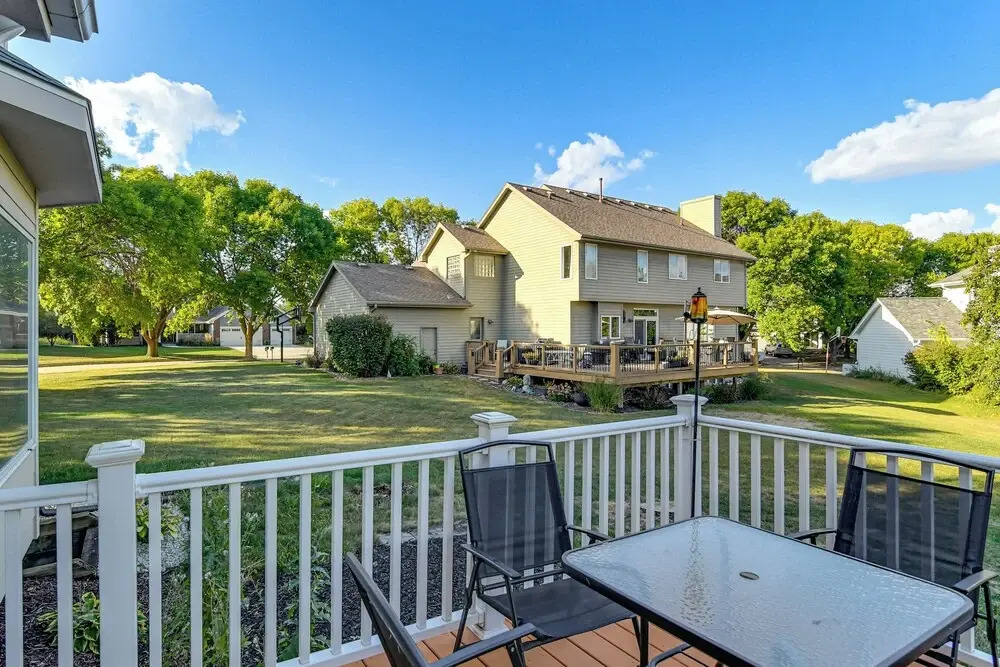 Des Moines Suburb Stay w/ Spacious Layout & Deck!